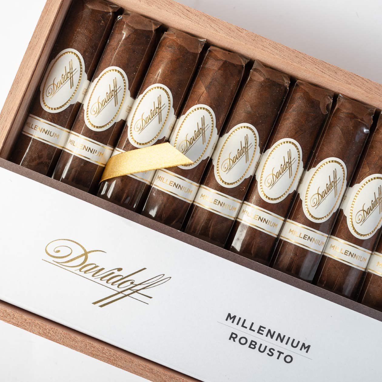 Davidoff Millennium Blend Robusto (25) - Image 2